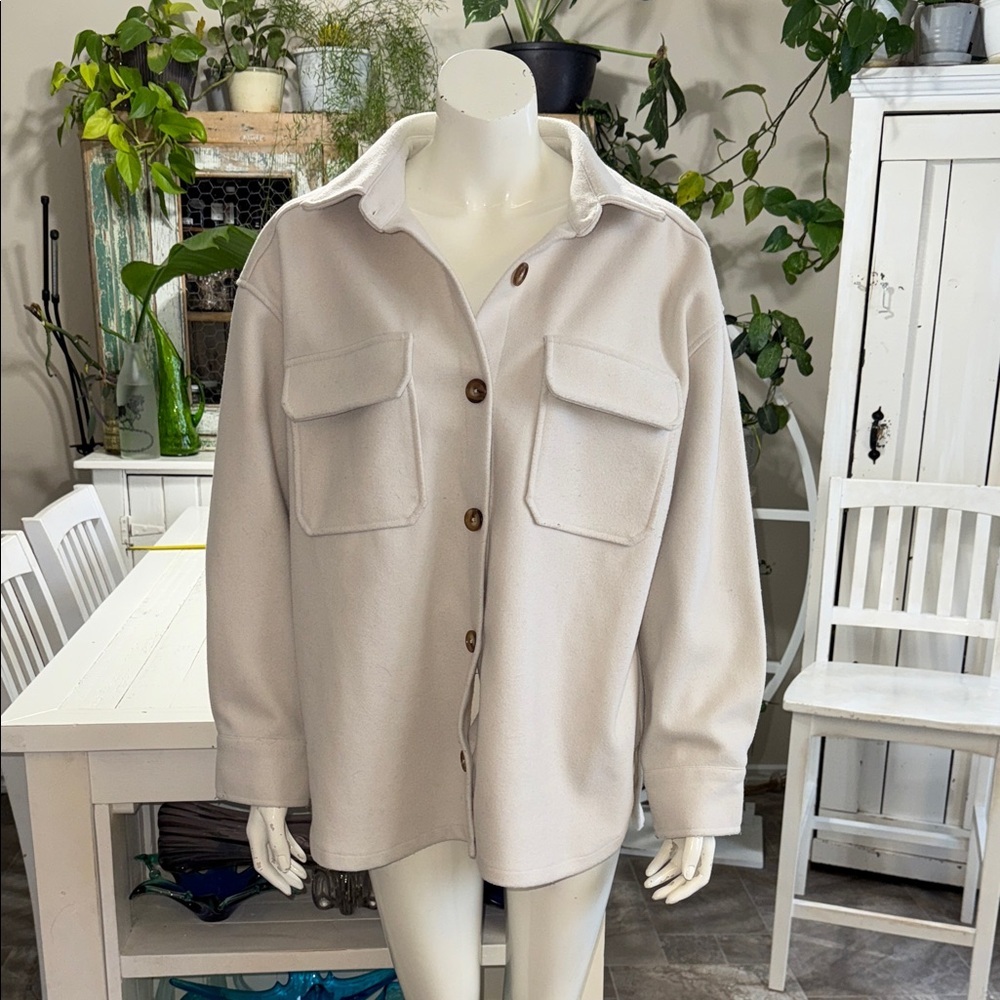ARDENE size large Women's Cream Button-Up SHACKET with pockets, Jacket GUC